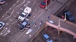 Imagens mostram aparato após tiroteio em praia de Sydney: pelo menos 10 pessoas morreram