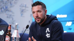 Farioli durante a conferência do FC Porto-Estrela, com um casaco de uma coleção especial