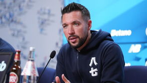 Farioli durante conferência de imprensa