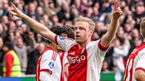 Davy Klaassen ficou a sangrar após levar cabeçada de Lucas Rosa