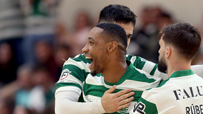 Pauleta festeja com os companheiros de equipa mais um golo pelo Sporting