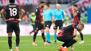 O desalento dos jogadores do Milan após empate em casa com o Sassuolo