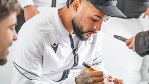 Jogadores do V. Guimarães distribuem autógrafos no Mercado de Natal
