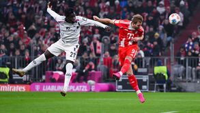 Danny da Costa (Mainz) e Harry Kane (Bayern Munich)