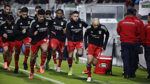 Jogadores do Benfica durante o aquecimento em Moreira de Cónegos 