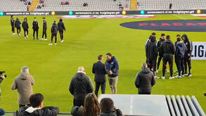 Simão Sabrosa e Vasco Botelho da Costa à conversa antes do Moreirense-Benfica