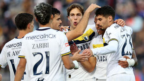 Jogadores do Famalicão festejam durante a vitória sobre o Estoril