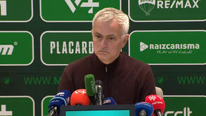 Mourinho diz que ficou penálti por assinalar sobre Pavlidis e atira: «Outros choram, pressionam, gritam...»