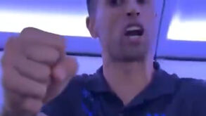 Parece sério... mas afinal não passa de brincadeira: o vídeo que circula nas redes entre Cancelo e colega no Al Hilal