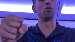 Parece sério... mas afinal não passa de brincadeira: o vídeo que circula nas redes entre Cancelo e colega no Al Hilal