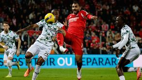 Pavlidis disputa lance no Moreirense-Benfica