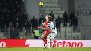 Dinis Pinto disputa lance com Schjelderup