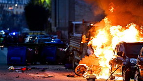 Carros incendiados, polícias feridos e múltiplos confrontos: ultras do Génova e Inter espalharam o terror