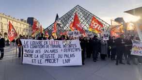Trabalhadores do Louvre em greve fecham museu