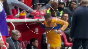 O momento em que adepto do Toluca tentou agredir Gignac durante a final do Apertura