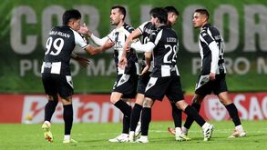 Jogadores do Nacional a festejar