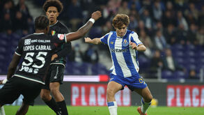 Rodrigo Mora em ação frente ao Estrela da Amadora