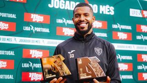 Clóvis com os galardões do mês de novembro