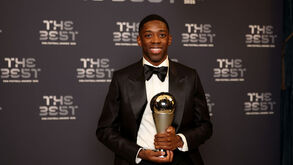 Ousmane Dembélé com o troféu FIFA The Best 2025