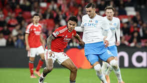 Lorenzo Lucca contra Ríos no Benfica-Nápoles