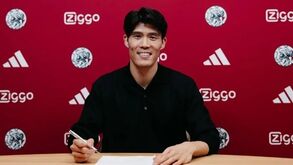 Takehiro Tomiyasu assina pelo Ajax, reforçando o clube de Amesterdão