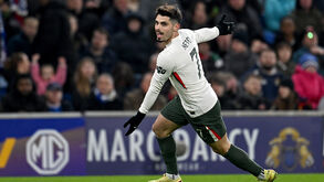 Neto joga com a camisola 7 num estádio