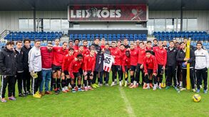 Plantel do Leixões unido na despedida de Paulinho Alves