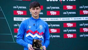 Mario Rivas com o prémio de golo do mês