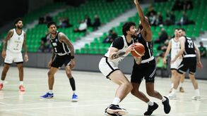 Basquetebolistas disputam a bola em jogo da FIBA Europe Cup entre Sporting e PAOK