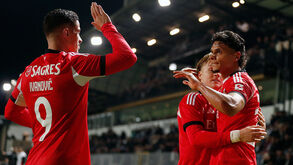 Jogadores do Benfica celebram golo contra o Farense na Taça de Portugal