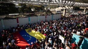 Comentador Tucker Carlson afirma que Trump declarará guerra à Venezuela nas próximas horas