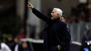 José Mourinho gesticula durante jogo de futebol