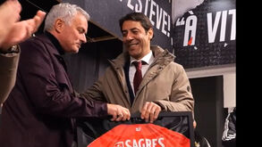 Rui Costa deu prenda a Mourinho: presidente e treinador deixam mensagem no balneário