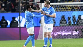 Jogadores do Nápoles celebram um golo no jogo contra o AC Milan