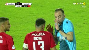 O momento em que é atirada uma garrafa da zona dos bancos após João Pinheiro assinalar penálti para o Sporting