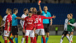Árbitro mostra cartão vermelho durante o Sporting-Santa Clara