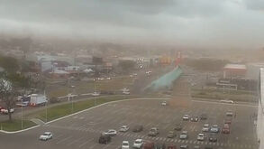 Ventos fortes fazem desabar réplica de 35 metros da Estátua da Liberdade no Brasil 