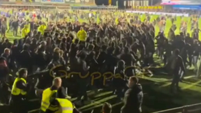 Insólito: ultras de clubes adversários formam aliança para... andar à porrada contra rivais do Twente