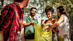 Voluntários recolhem lixo para um Natal mais sustentável.
