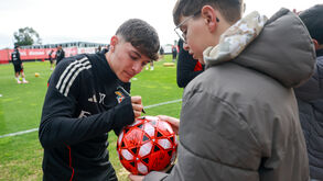 Gonçalo Moreira dá autógrafo
