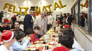 Mourinho visita jantar de natal com Tomás Aráujo e outros jovens do Benfica.
