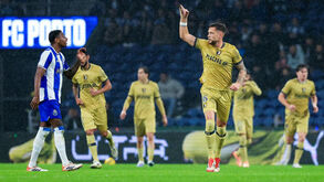 Justin de Haas marca pelo Famalicão contra o FC Porto.
