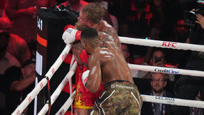 O momento do brutal KO de Anthony Joshua que deixou Jake Paul... com o maxilar partido