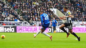 Os jogadores em ação durante o Newcastle-Chelsea