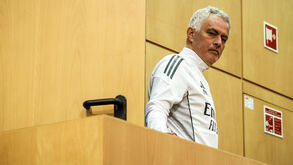 José Mourinho volta a não fazer conferência