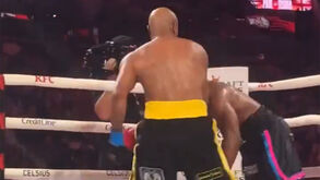 Como o vinho do Porto: Anderson Silva 'apaga' Tyron Woodley aos 50 anos