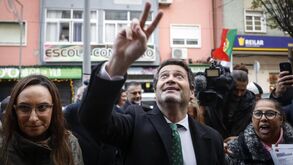 Homem com martelo de madeira assusta André Ventura