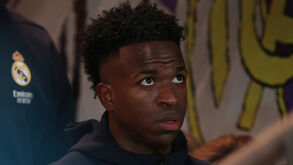 A ferro e fogo: Vini Jr. leva assobiadela monumental, troca foto de perfil e faz publicação misteriosa