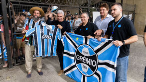 Luís Castro foi recebido no Brasil pelos adeptos do Grémio