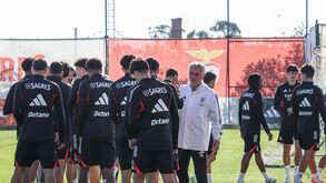Treino do Benfica com Mourinho a cumprimentar os jogadores